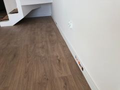 Panele podłogowe Meister z białą listwą