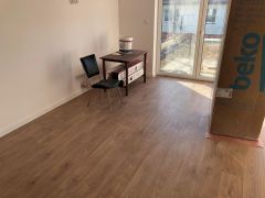 Panele podłogowe Meister w salonie z z wyjściem na taras.