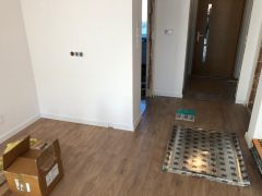 Panele w korytarzu przy wejściu do mieszkania.