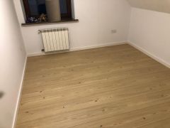 Montaż paneli podłogowych wraz z listwami