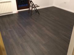 Białe listwy i czarne panele podłogowe