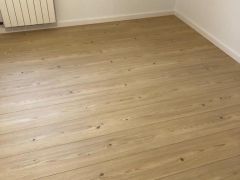 Panele i białe listwy