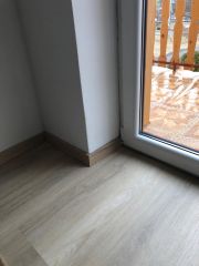 Listwy cokołowe w kolorze podłogi.