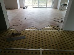 Montaz paneli winylowych w jodelke