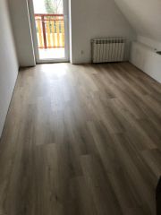 Panele ułożone prostopadle do najwiękzego światła w pomieszczeniu