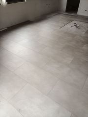 Płytki betonowe winylowe na podłodze